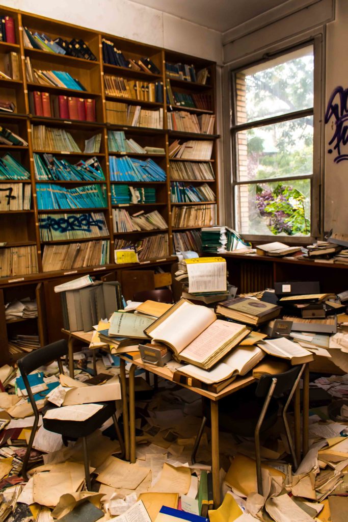 bibliothèque abandonnée