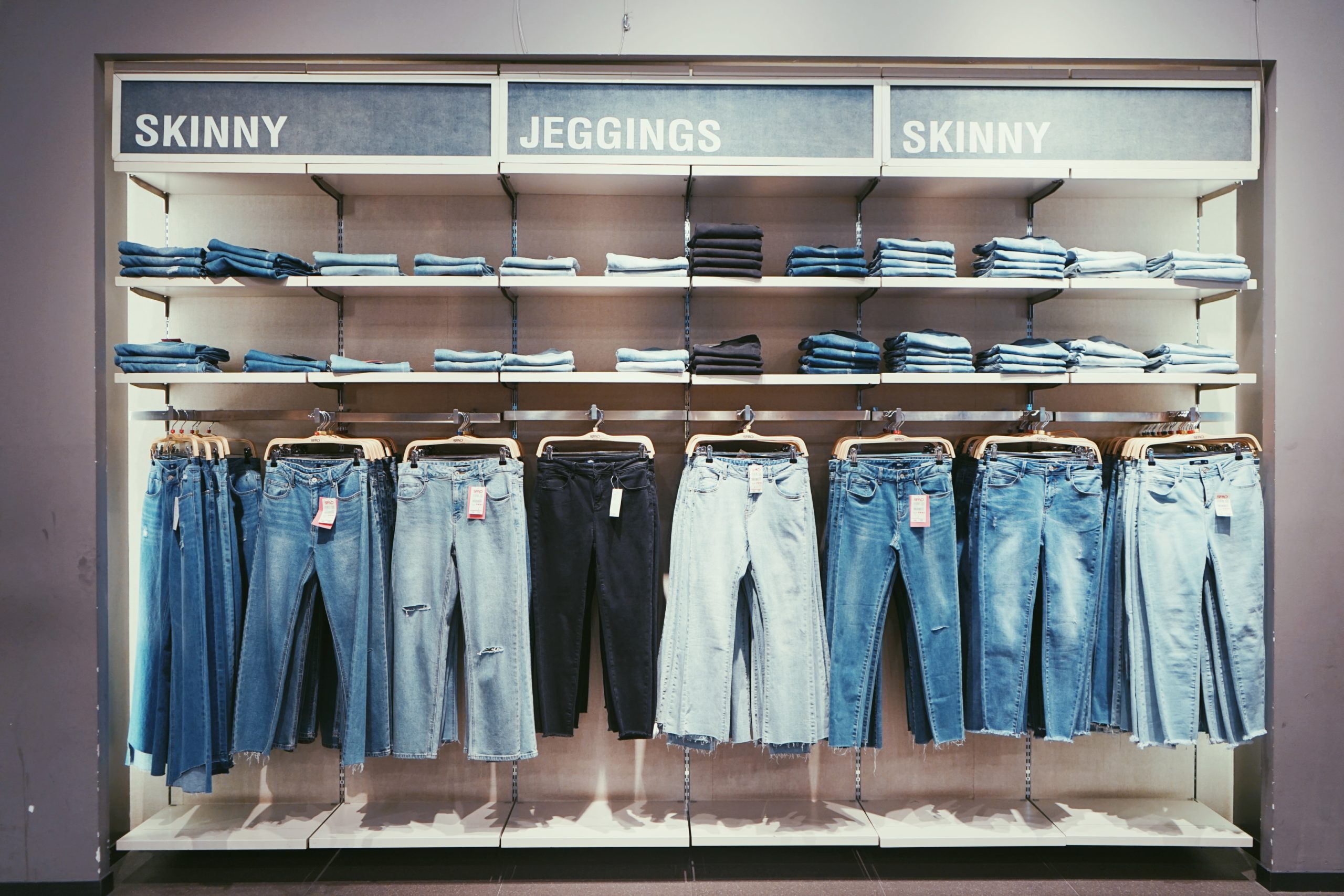 jeans dans un magasin