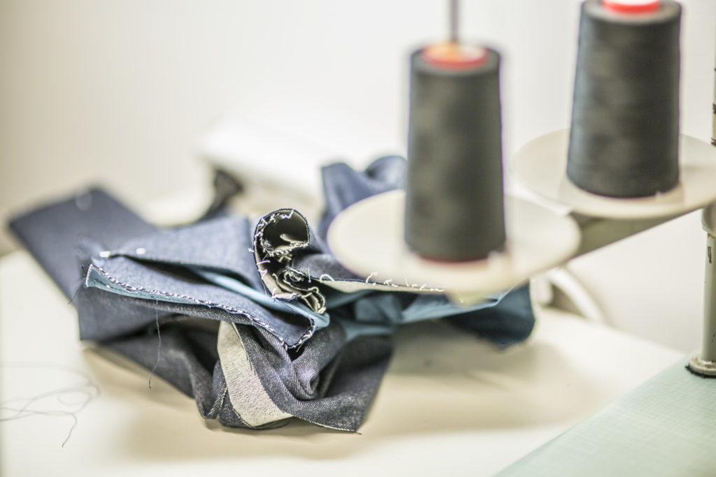 tissu jean sur une surjeteuse