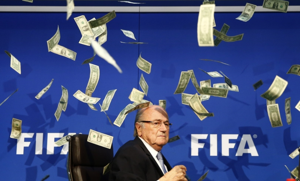 fifa un humoriste fait pleuvoir des faux billets sur sepp blatter